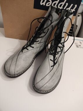 Leather Lace-Up Ankle Boots in Distressed Light Gray 40